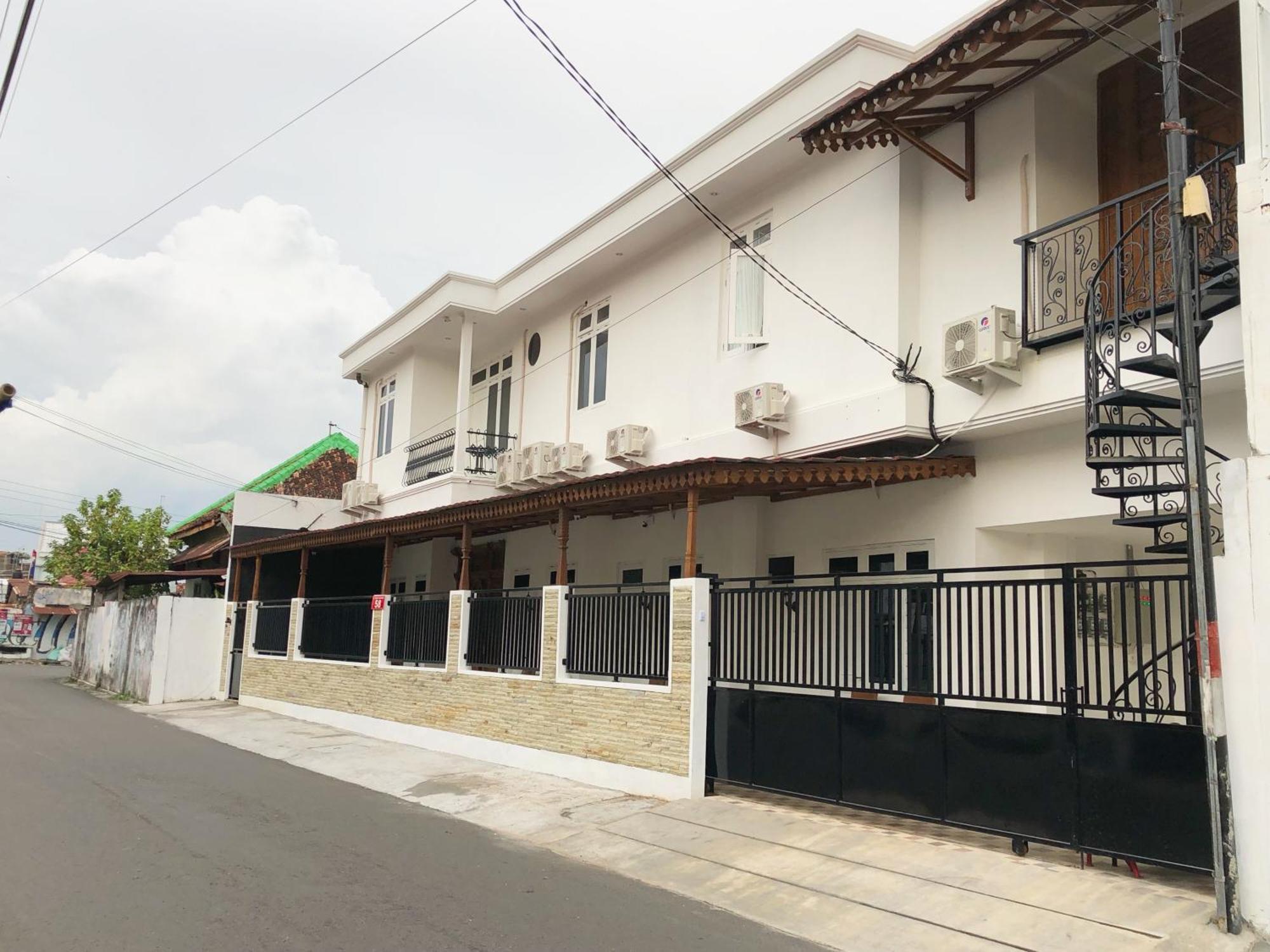 The Lawang Yogya Guesthouse Yogyakarta Exterior photo